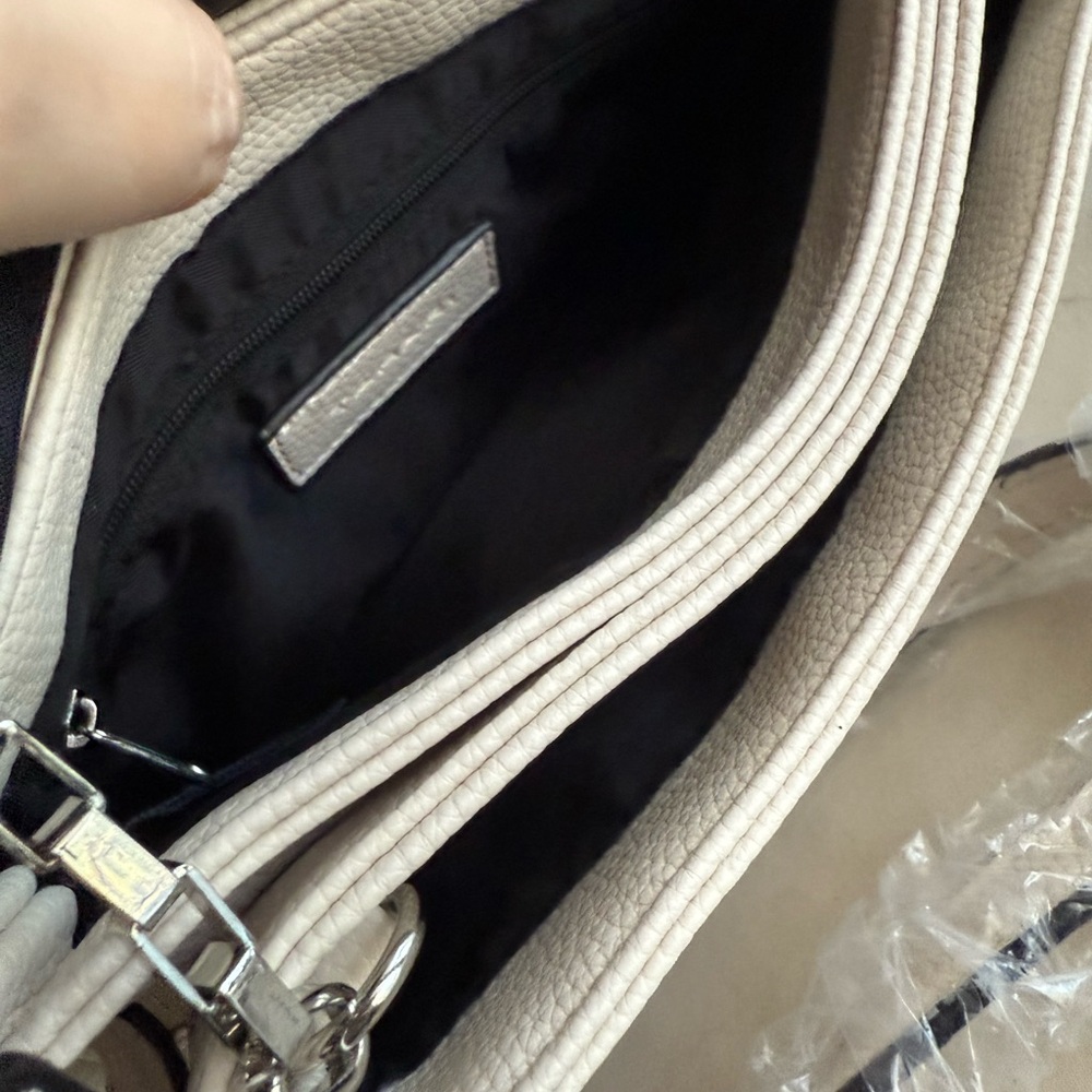 🔥 Fire Sale 🔥
NWT Tahari Cream Crossbody Bag with Silver Chain Strap - Picture 6 of 12